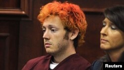 Tersangka penembakan di Aurora, Colorado, James Eagan Holmes (kiri) didampingi pengacaranya, Tamara Brady saat hadir di pengadilan Aurora, Colorado, Senin (23/7). 