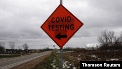 코로나 확진자가 급증하고 있는 미국 서부 위스콘신 주 고속도로에 설치된 코로나 검진소 안내판 