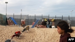 资料照片：流离失所的巴勒斯坦人在加沙和埃及之间的边境围栏附近扎营。（2024年2月16日）