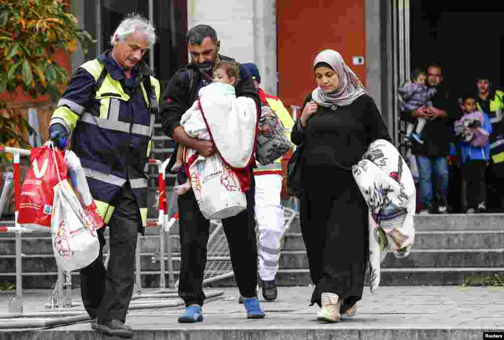 Para migran tiba di stasiun kereta api utama di Munich, Jerman (6/9). ​(Reuters/Michael Dalder)