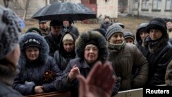 Dân chúng trong thị trấn Debaltseve, nằm về hướng đông bắc vùng Donetsk, miền đông Ukraine, xếp hàng để nhận cứu trợ nhân đạo, 13/3/15