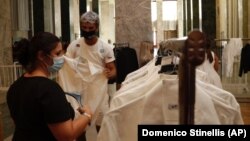 Para petugas Festival Festival Venesia menerima seragam mereka di Venice Lido, Italia (31/8).