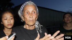 រូបឯកសារ៖ អ្នកស្រី ​ង៉ែត ឃុន តំណាង​សហគមន៍​ថ្លែង​នៅ​​ក្នុង​​យុទ្ធនាការ​«ថ្ងៃ​ច័ន្ទ​ពណ៌ខ្មៅ​»​ សប្ដាហ៌ទី​១៥​ ដើម្បី​ទាមទារ​យុត្តិធម៌​ជូន​ដល់​ឃាតកម្ម​របស់​លោក​កែម ឡី​ និង​មន្រ្តី​សិទ្ធិមនុស្ស​នៃ​អង្គការ​អាដហុក​ មន្រ្តី.គ.ជ.ប នៅ​រាជធានី​ភ្នំពេញ​ នា​ថ្ងៃ​ច័ន្ទ ទី​១៥ ខែ​សីហា ឆ្នាំ​២០១៦។ ​(ឡេង ឡែន/VOA)