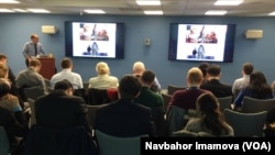 Jorj Vashington universitetida tahlilchi Noa Taker bilan o'tgan anjumandan, 18-fevral, 2016