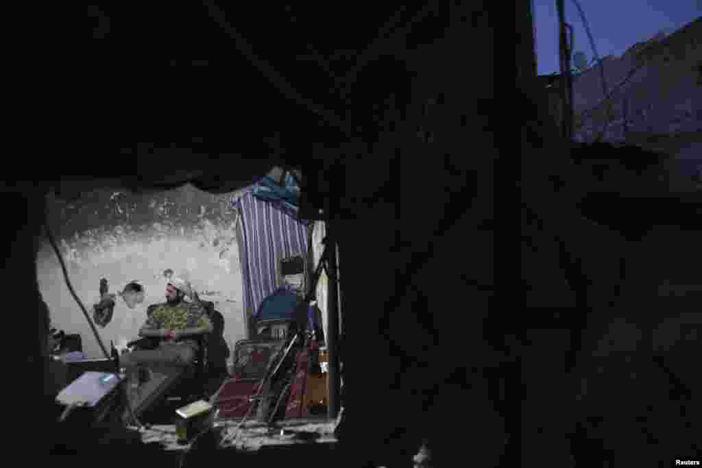 Anggota Tentara Pembebasan Suriah di dalam sebuah ruangan di Karm al-Jabal, Aleppo (21/7).