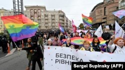 Kelompok aktivis LGBTQ melakukan pawai pada KyivPride-2021 di ibu kota Ukraina, Kiev, pada 19 September 2021. Aksi tersebut merupakan kegiatan rutin kelompok LGBTQ yang dilakukan setiap tahun. (Foto: AFP/Sergei Supinsky)