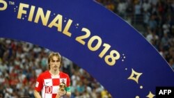 Luka Modric pose avec sa récompense à Moscou, en Russie, le 15 juillet 2018.