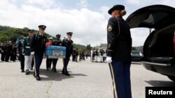 유엔사령부와 한국 군이 지난 13일 한국전쟁 참전용사의 유해를 운구하고 있다.