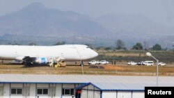 Un avion est aperçu, de lion, sur le tarmac de l’aéroport international d’Abuja, 5 décembre 2013