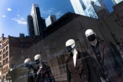 30일 미국 뉴욕주 브루클린의 한 백화점 진열대 마네킹에 마스크를 씌워놓았다.