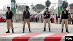 Pasukan India melakukan pengamanan ketat upacara penutupan Pekan Olahraga Persemakmuran di New Delhi hari ini.