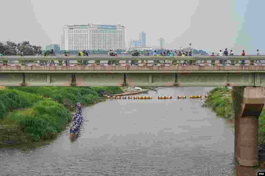 ទិដ្ឋ​ភាព​បុណ្យ​អុំ​ទូក​ អកអំបុក​ បណ្តែត​ប្រទីប​​ នៅក្នុង​រាជធានី​ភ្នំពេញ​កាលពី​រសៀលថ្ងៃទី​១១ ខែវិច្ឆិកា ឆ្នាំ២០១៩។​ (ខាន់ សុគុំមនោ​/​VOA)