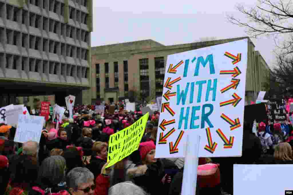 Para demonstran dalam protes massal Women&#39;s March di Washington, D.C. (21/1). (VOA/B. Allen)