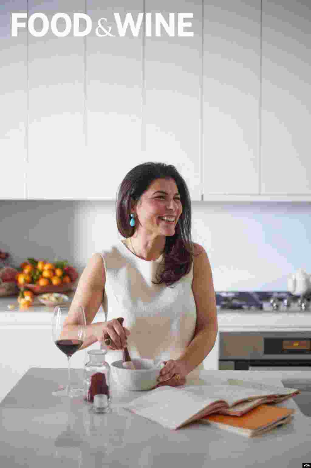 خانم معتمد به صدای آمریکا می گوید که شخصا به آشپزی علاقه زیادی دارد.