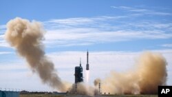 중국이 17일 우주비행사 3명을 태운 선저우-12 우주선을 간쑤성 주취안 위성발사센터에서 창정-2F Y12 로켓에 실어서 발사했다.