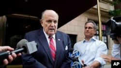 Mantan Wali Kota New York sekaligus mantan pengacara Donald Trump, Rudy Giuliani, berbicara kepada awak media saat meninggalkan kediamannya di New York pada 23 Agustus 2023. (Foto: AP/Seth Wenig)