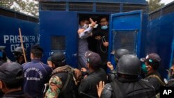 Police arrest doctors demanding facilities and prevention kits to attend to coronavirus patients, in Quetta, Pakistan, April 6, 2020. 