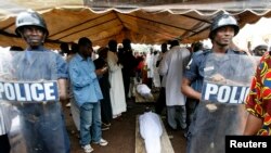 Des forces de sécurité gardent les corps des protestants tués lors d'une manifestation, à Conakry, Guinée, le 2 octobre 2009.