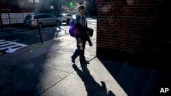 Le docteur Dr Joseph Habboushe, qui traite des patients atteints du nouveau coronavirus, entre dans une salle d'urgence, à New York, le lundi 6 avril 2020.