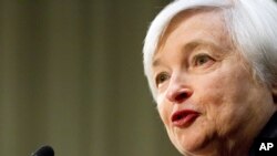 People queue to receive humanitarian aid in the town of Debaltseve, northeast from Donetsk, March 13, 2015.