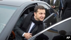 Ukrainian President Volodymyr Zelenskiy leaves the car to attend a business forum "RE:THINK. Invest In Ukraine" in Mariupol, Ukraine, Oct. 29, 2019. 