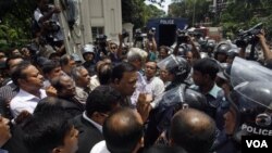 Pasukan keamanan Bangladesh menghalangi para aktivis oposisi dalam unjuk rasa dan pemogokan di ibukota Dhaka (6/7).