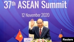 东盟轮值主席国越南的总理阮春福出席在河内举行的东盟峰会。（2020年11月12日）