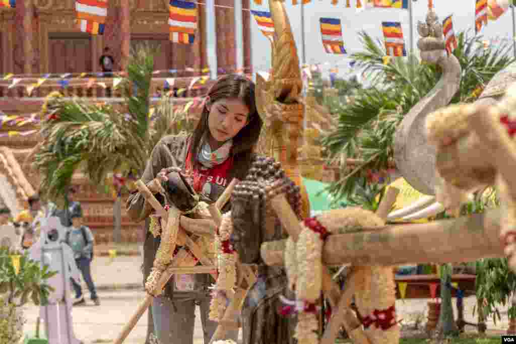 ប្រជាពលរដ្ឋស្រង់ព្រះ​នៅ​ក្នុង​វត្តព្រះធាតុ ទីតាំងដែលគេ​ប្រារព្ធ​កម្មវិធី​ «បុណ្យភូមិ», នៅរាជ​ធានីភ្នំពេញ, នៅថ្ងៃទី០៦ ខែមេសា ឆ្នាំ២០១៩។ (ខាន់ សុគុំមនោ/VOA)