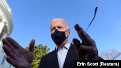 Presiden Joe Biden berbicara kepada para wartawan di South Lawn saat tiba di Gedung Putih dari Camp David di Washington, Minggu, 21 Maret 2021. (Foto: Erin Scott/ Reuters)