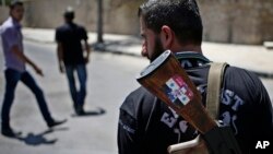 Seorang tentara pemerintah Suriah melakukan patroli di salah satu jalan di Damaskus (foto; dok). 