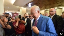 Mantan PM Malaysia Najib Razak ketika keluar usai menjalani sidang di Pengadilan Kuala Lumpur, Malaysia, Selasa (3/12). 