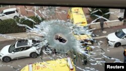 Gradonačelnica Haife Yona Yahav se vidi kroz razbijeno staklo na oštećenom mjestu nakon raketnog napada iz Libana prema Izraelu, 24. novembar 2024.