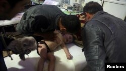 Seorang anak dirawat di rumah sakit setelah terkena serangan yang diduga menggunakan senjata kimia di Douma, kawasan timur Ghouta, dekat Damaskus, Suriah, 7 April 2018. (White Helmets/Handout via Reuters). 
