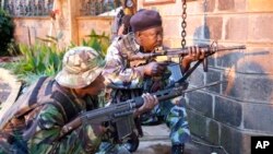 Des soldats kényans devant le centre commercial de Westgate, le 23 septembre 2013
