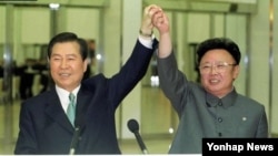 지난 2000년 평양에서 6·15 남북 공동선언을 발표한 김대중 한국 대통령(왼쪽)과 김정일 북한 국방위원장.