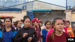 FILE: Garment workers leave their work at the factory in an outskirts of Phnom Penh, Cambodia, May 25, 2017. (Khan Sokummono/VOA Khmer) 