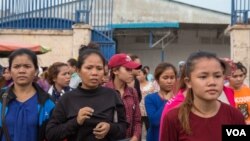 រូបឯកសារ៖ ក្រុមកម្មករ​​រោងចក្រ​ ចេញ​ពី​ធ្វើការ​ នៅ​ពេល​ល្ងាច​ ឯជាយរាជធានីភ្នំពេញ នៅថ្ងៃទី២៥ ខែឧសភា ឆ្នាំ២០១៧។ (ខាន់ សុគុំមនោ/VOA) 