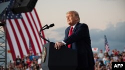 پرزیدنت ترامپ در جریان گردهمایی انتخاباتی شامگاه دوشنبه در فلوریدا