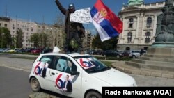 Pristalice SNS ispred zgrade Narodne skupštine Srbije gde se već postavlja bina za miting, Foto: VOA