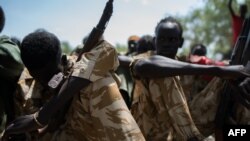 Les enfants soldats avec des armes de guerre libérés d'un groupe appelé la faction Cobra et de la faction rebelle SPLA IO lors d'une cérémonie à Tenet, près de Pibor, le 26 octobre 2016.
