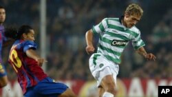 Kapten klub Aston Villa, Stiliyan Petrov (kanan) saat bermain menghadapi klub Barcelona (foto: dok).