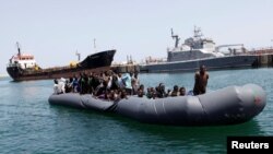 Des migrants illégaux sont secourus par les gardes-côtes libyens à Tripoli, Libye, le 6 mai 2017.