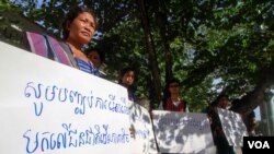 ជនជាតិដើមភាគតិចព្នង ក្នុងសហគមន៍នៅតំបន់សេសាន ក្នុងខេត្តស្ទឹងត្រែង ដែលរងផលប៉ះពាល់ដោយសារទំនប់វារីអគ្គីសនីសេសានក្រោម២ ដាក់ញត្តិបង្ហាញគោលជំហរមិនទទួលសំណង និងមិនចាកចេញពីសហគមន៍ រាជធានីភ្នំពេញ ថ្ងៃទី២៩ ខែសីហា ឆ្នាំ២០១៧។ (ហ៊ាន សុជាតា/VOA)