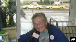 At 95, folk singer Faith Petric still holds regular jam sessions with fellow musicians.