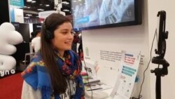 Pengunjung pavilion Indonesia di SXSW di Austin, Texas, AS, belajar bahasa Indonesia lewat media online milik Squline.