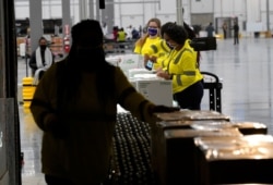 20일 미국 미시시피주 올리브브랜치의 맥케슨 유통센터에서 모더나 백신 운송을 준비하고 있다.