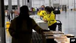 20일 미국 미시시피주 올리브브랜치의 맥케슨 유통센터에서 모더나 백신 운송을 준비하고 있다.