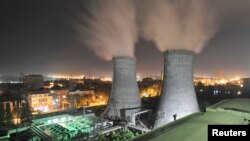 China banyak mengandalkan pembangkit listrik batubara yang memperburuk kualitas udara (foto: dok).