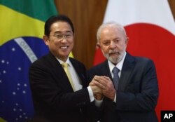 기시다 후미오 일본 총리와 루이스 이나시우 룰라 다시우바 브라질 대통령이 3일 열린 정상회담에서 사진 촬영을 위해 포즈를 취했다.