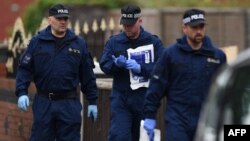 Polisi melakukan penyelidikan di kawasan permukiman di Elsmore Road, Fallowfield, Manchester, Rabu (24/5). Seorang pemimpin masyarakat mengatakan, walaupun keluarga Abedi terkenal di kota Manchester, tersangka pembom Salman Abedi sendiri jarang menghadiri pertemuan masyarakat.